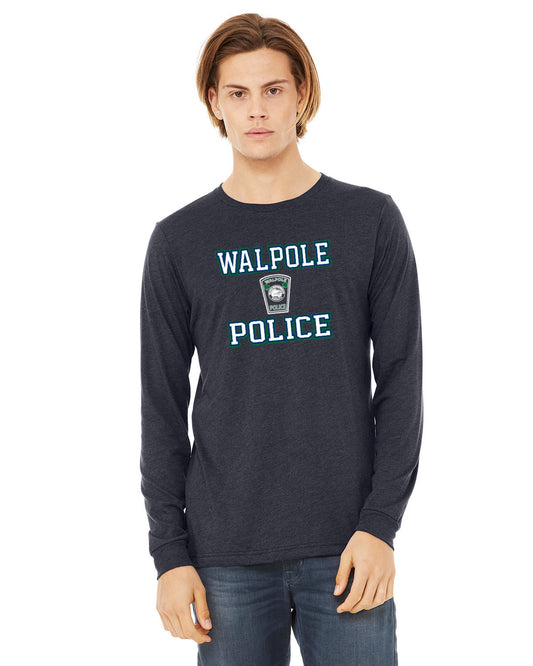 Día de San Patricio 2024 del Departamento de Policía de Walpole: camiseta de manga larga unisex con cuello en V de Bella + Canvas - 3501CVC