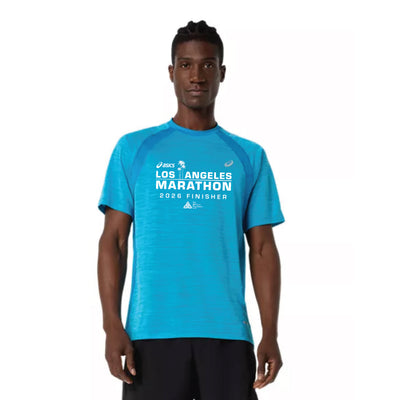 ASICS Los Angeles Marathon 2026 FINISHER - Camiseta ASICS de manga corta de carretera para hombre, azul egeo (2011D453) (LA26-29)