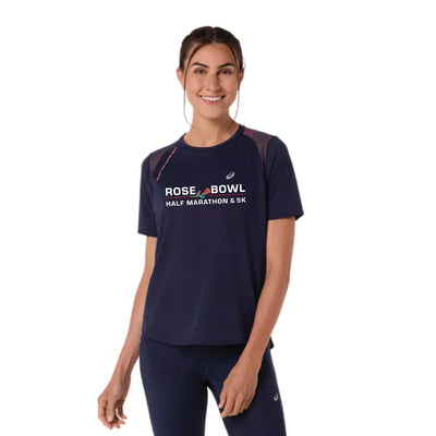 Media Maratón y 5K Rose Bowl 2026 - Camiseta ASICS de manga corta de carretera para mujer, color medianoche (2012D371) (RB26-14)
