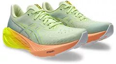 Asics Novablast 4 para hombre, edición París, color amarillo matcha/seguridad (1011B693-750)