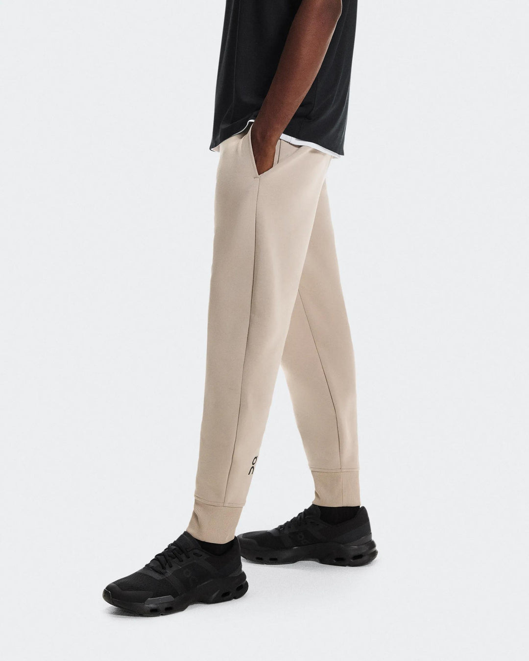ON Men's Focus Tech Sweatpants - Desert