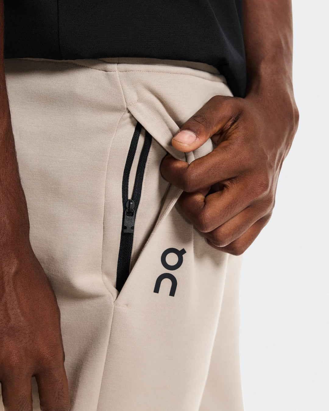 ON Men's Focus Tech Sweatpants - Desert