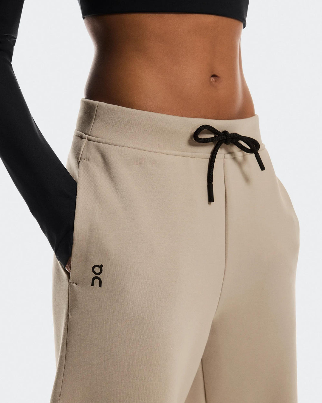 ON Women's Focus Tech Sweatpants - Desert