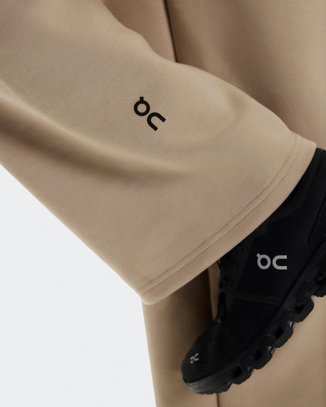 ON Women's Focus Tech Sweatpants - Desert