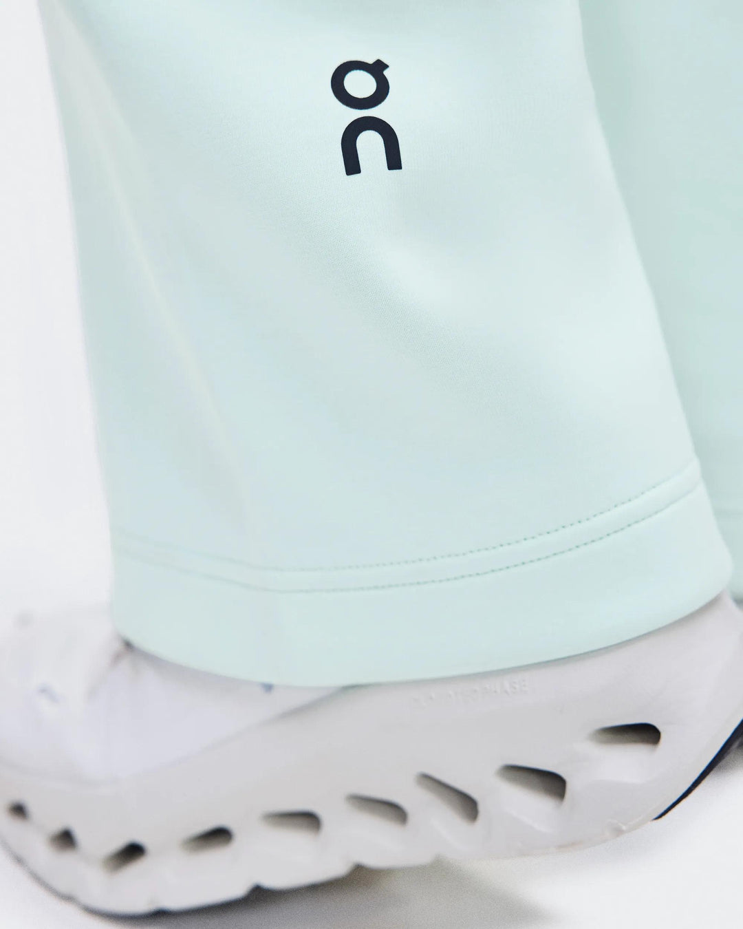ON Women's Focus Tech Sweatpants - Flurry
