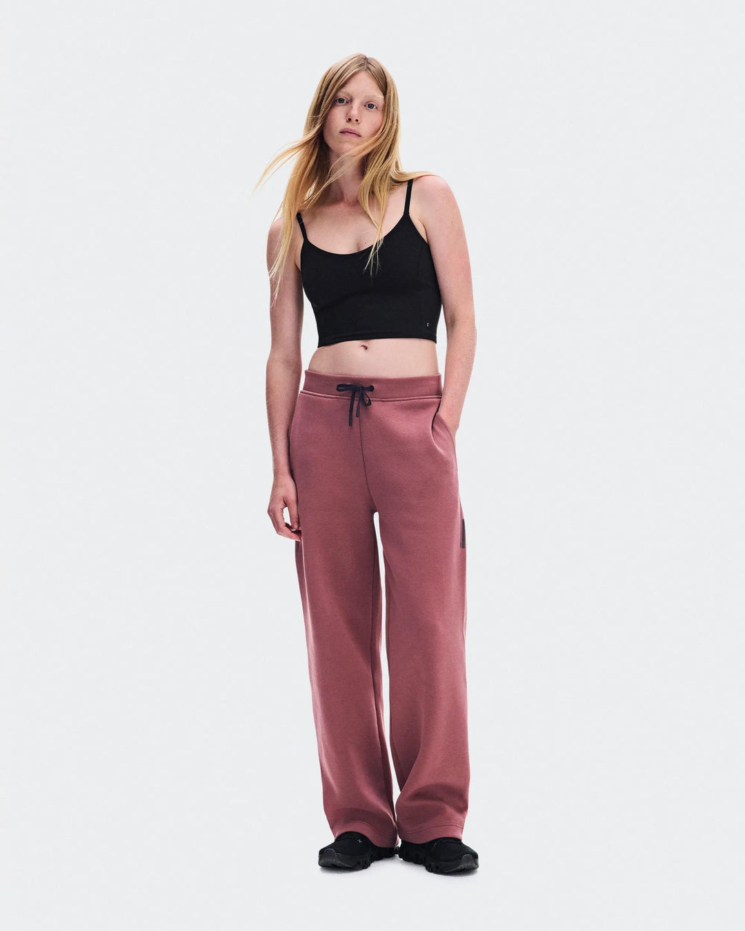 ON Women's Focus Tech Sweatpants - Barberry