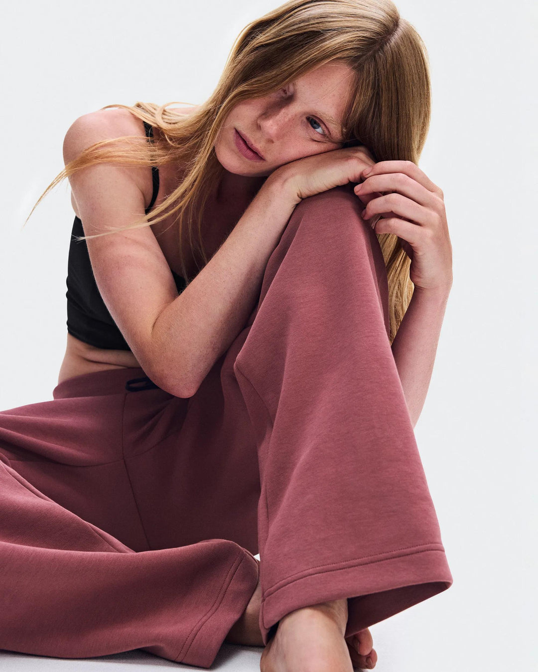 ON Women's Focus Tech Sweatpants - Barberry
