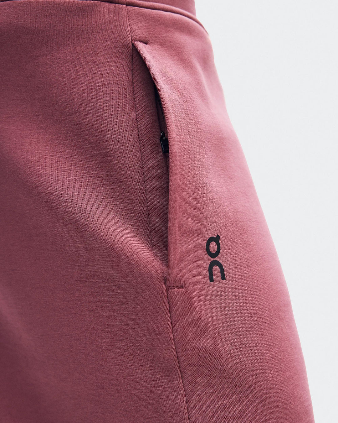 ON Women's Focus Tech Sweatpants - Barberry