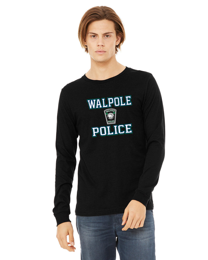 Día de San Patricio 2024 del Departamento de Policía de Walpole: camiseta de manga larga unisex con cuello en V de Bella + Canvas - 3501CVC 