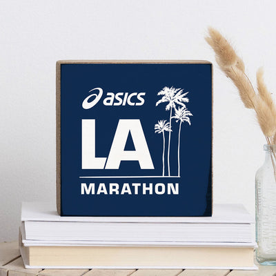 Letrero cuadrado azul del Maratón de Los Ángeles de ASICS