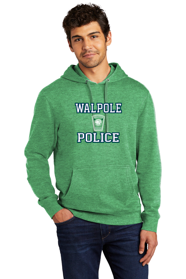 Sudadera con capucha de polar District® VIT™ para adultos del Día de San Patricio 2024 del Departamento de Policía de Walpole - DT6100 