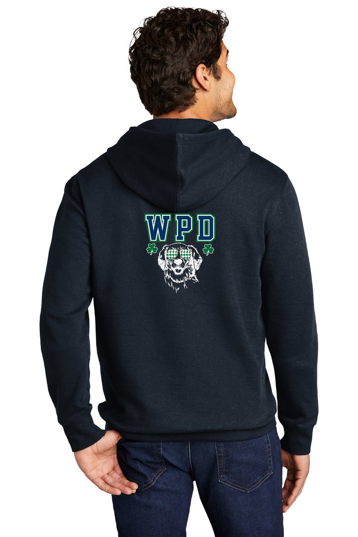 Insignia LC del Día de San Patricio 2024 del Departamento de Policía de Walpole - Sudadera con capucha de polar VIT™ para adultos de District® - DT6100 