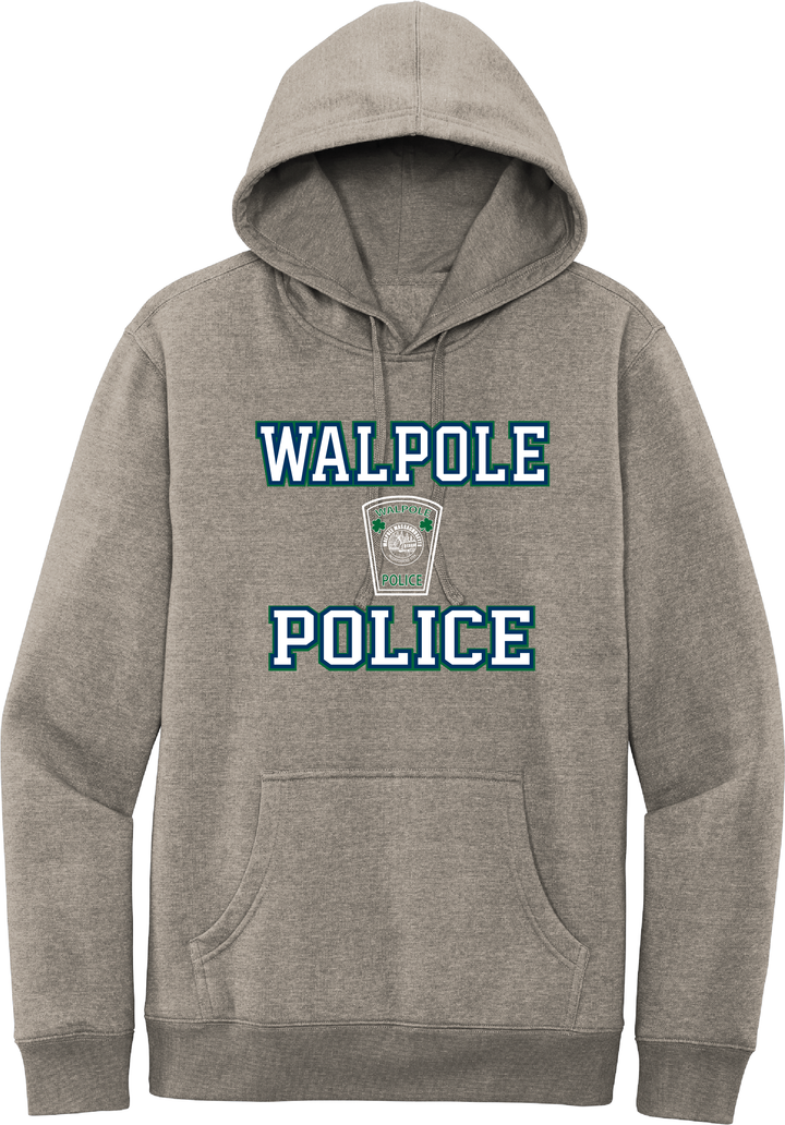 Sudadera con capucha de polar District® VIT™ para adultos del Día de San Patricio 2024 del Departamento de Policía de Walpole - DT6100 