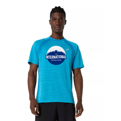 Maratón Internacional - Camiseta ASICS de manga corta para hombre en azul egeo (2011D453)