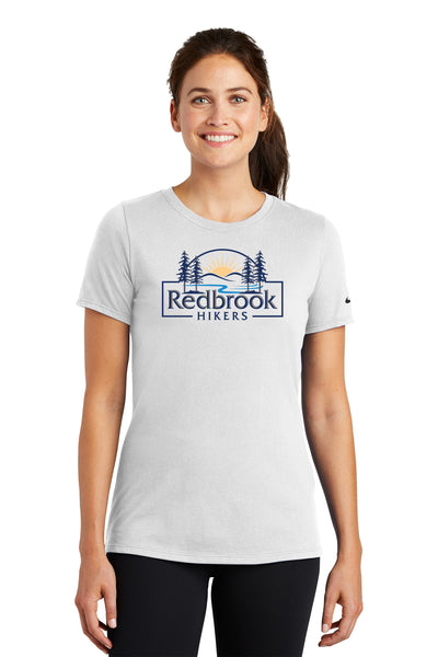 Camiseta de cuello redondo de algodón y poliéster Nike Dri FIT para mujer de Redbrook Hikers (NKBQ5234)