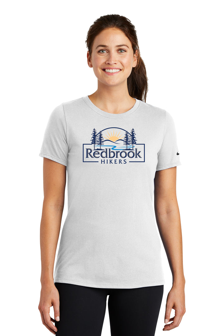 Camiseta de cuello redondo de algodón y poliéster Nike Dri FIT para mujer de Redbrook Hikers (NKBQ5234)