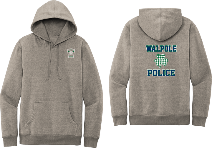 Insignia LC del Día de San Patricio 2024 del Departamento de Policía de Walpole - Sudadera con capucha de polar VIT™ para adultos de District® - DT6100 