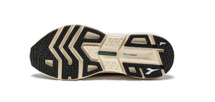 Diadora Women's Mythos Blushield Volo HIP 4- Black/White (101.180250 - C2609)