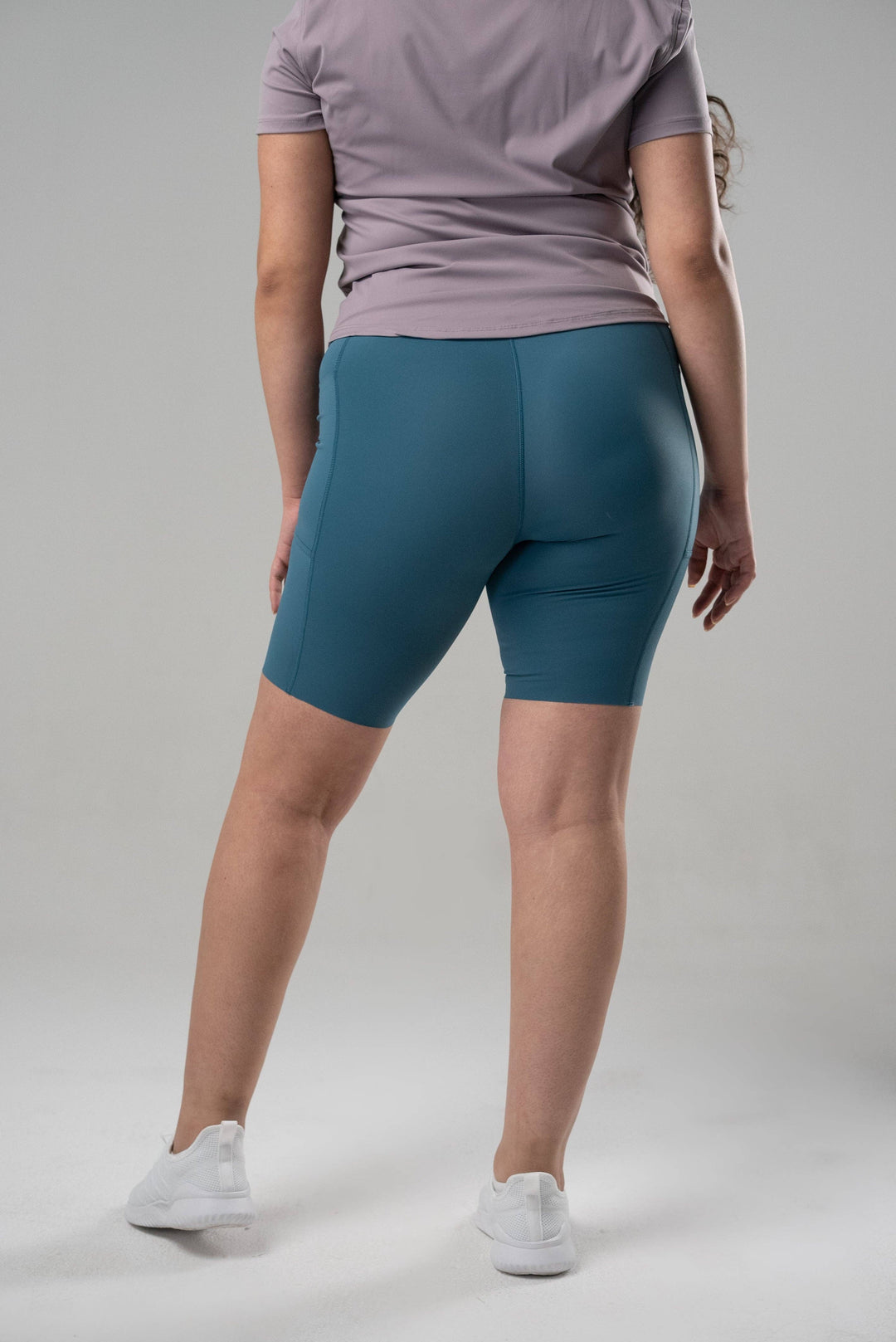 Alyth Active - Simply serene mid-rise compression shorts 8" WOMEN