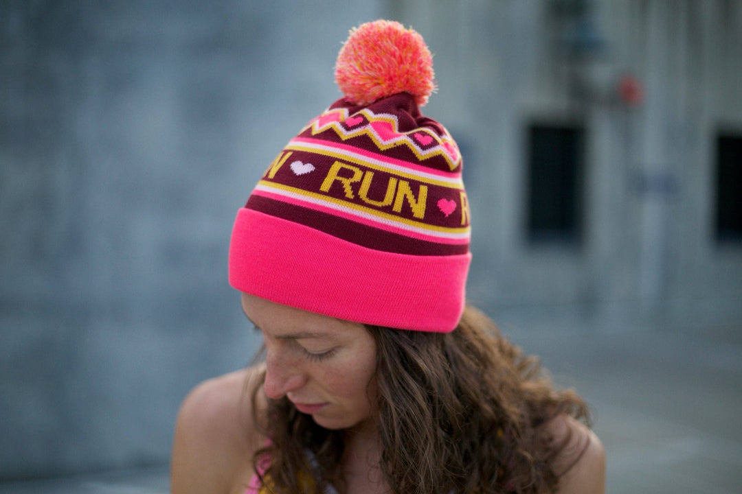 Gorro con pompón de Relay Active (arándano y rosa neón)