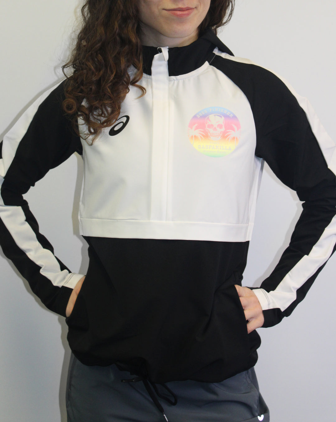 Chaqueta deportiva tejida Gasparilla 2026 FINISHER para mujer de ASICS, color negro/blanco (2032A757.9001)