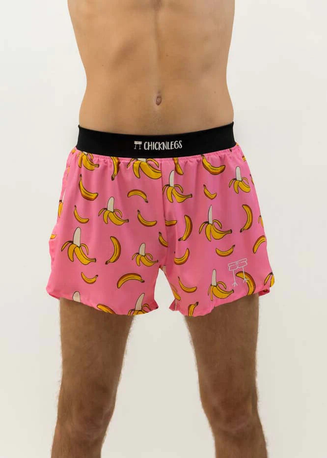 Pantalones cortos con abertura media de 4" y diseño de plátanos rosados ​​para hombre de Chicknlegs