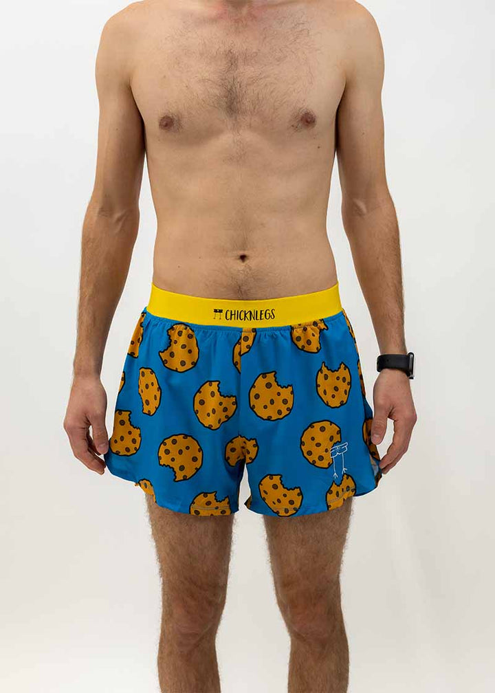 Pantalones cortos con abertura media de 4" y diseño de galletas con chispas de chocolate de Chicknlegs para hombre