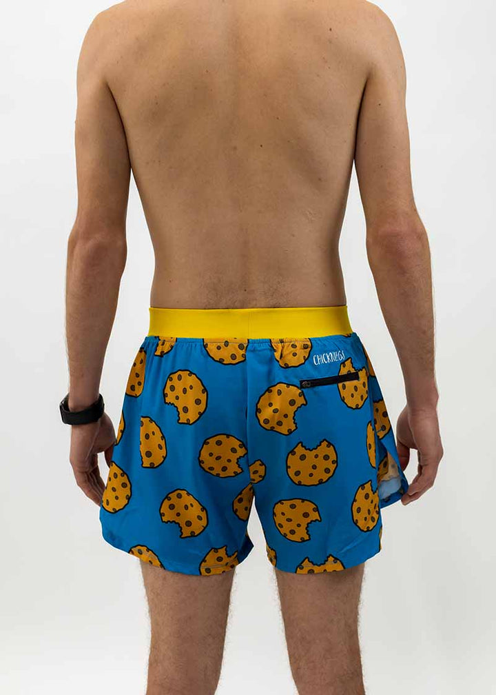 Pantalones cortos con abertura media de 4" y diseño de galletas con chispas de chocolate de Chicknlegs para hombre