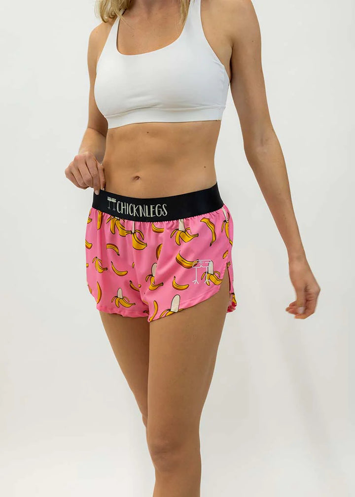 Pantalones cortos con abertura de 1,5" y diseño de plátanos rosados ​​para mujer de Chicknlegs 